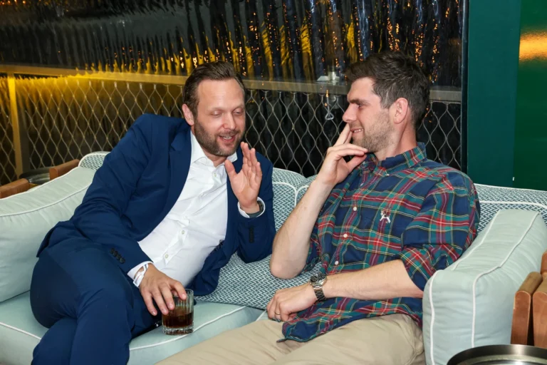 Two guests talking in the lounge seating at ÀCosta by Olivier.